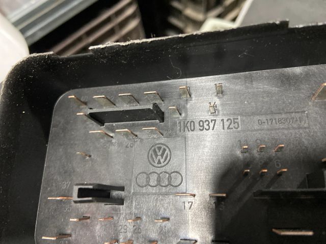 bontott VW GOLF PLUS Biztosítéktábla Doboz