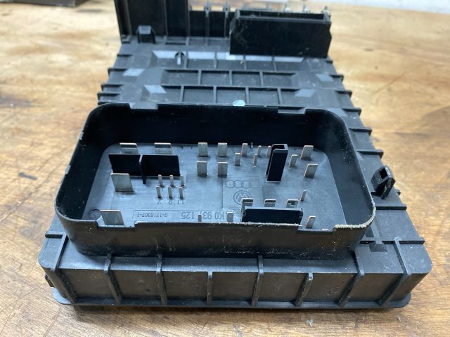 bontott VW GOLF PLUS Biztosítéktábla Utastér