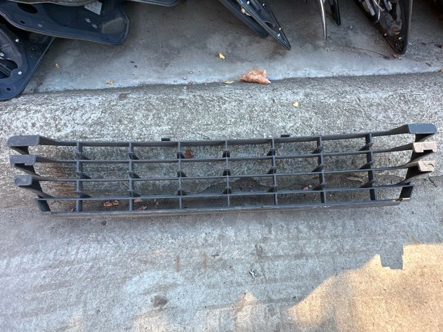 bontott VW GOLF PLUS Első Lökhárító Alsó Középső Díszrács