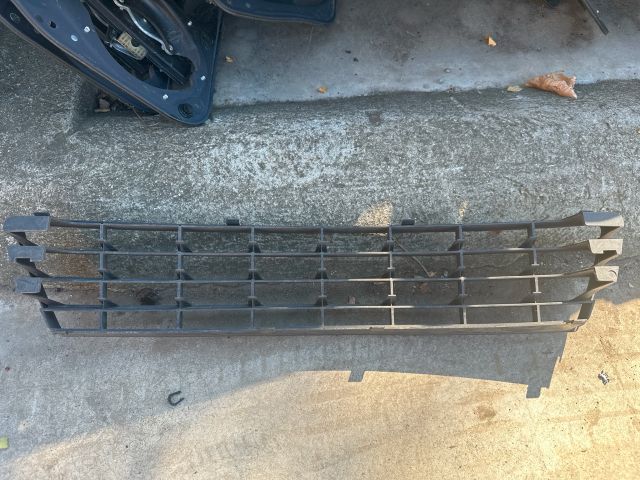 bontott VW GOLF PLUS Első Lökhárító Alsó Középső Díszrács