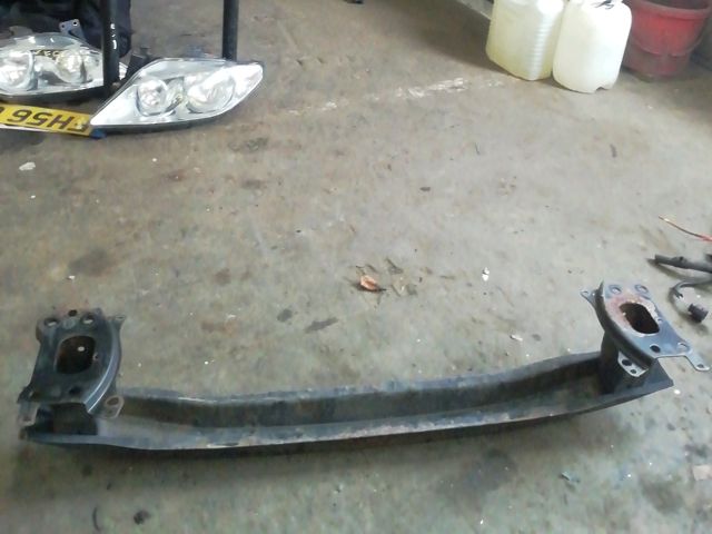 bontott VW GOLF PLUS Első Lökhárító Merevítő (Fém)