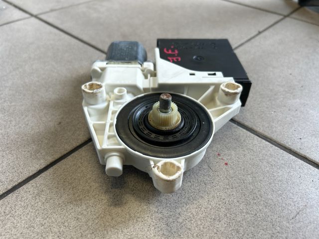 bontott VW GOLF PLUS Jobb első Ablakemelő Motor