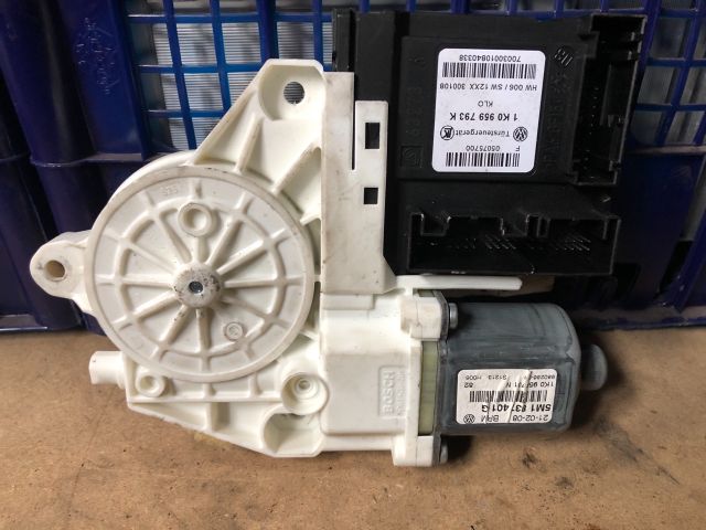 bontott VW GOLF PLUS Jobb első Ablakemelő Motor