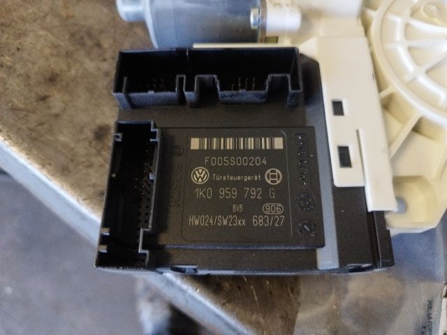 bontott VW GOLF PLUS Jobb első Ablakemelő Motor