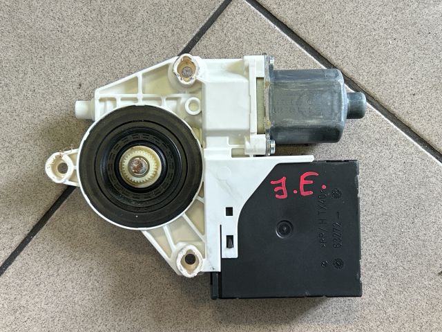 bontott VW GOLF PLUS Jobb első Ablakemelő Motor