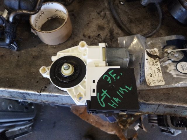 bontott VW GOLF PLUS Jobb első Ablakemelő Motor