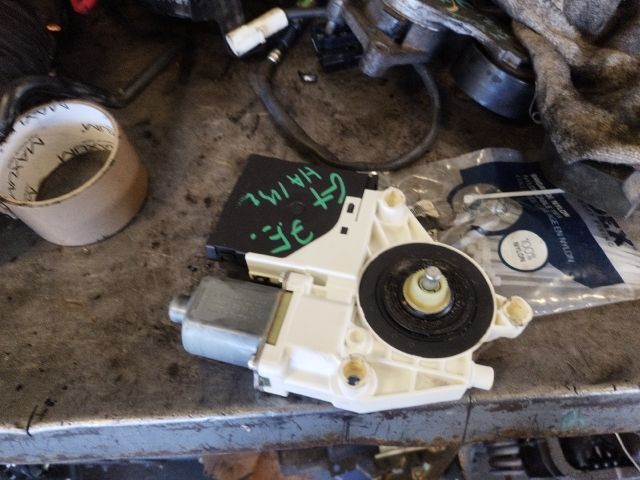 bontott VW GOLF PLUS Jobb első Ablakemelő Motor