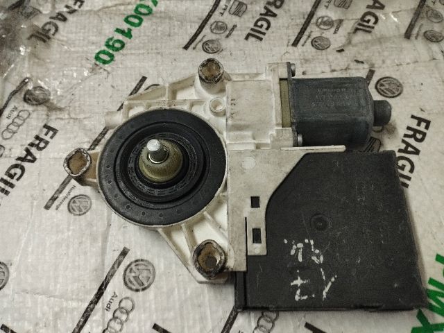 bontott VW GOLF PLUS Jobb első Ablakemelő Motor