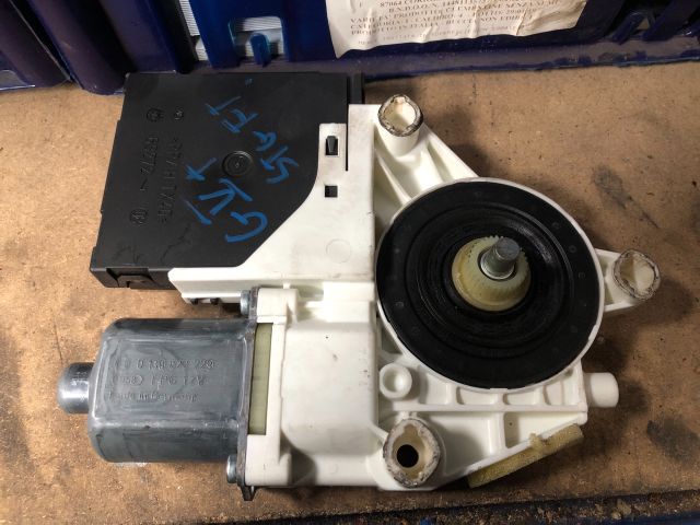 bontott VW GOLF PLUS Jobb első Ablakemelő Motor