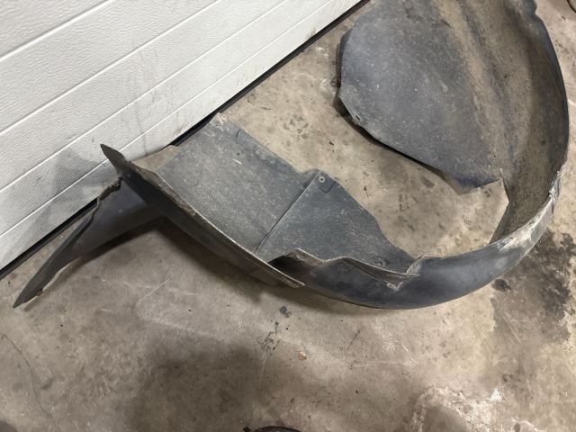 bontott VW GOLF PLUS Jobb első Dobbetét (Kerékjárati, Műanyag)