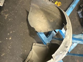 bontott VW GOLF PLUS Jobb első Dobbetét (Kerékjárati, Műanyag)