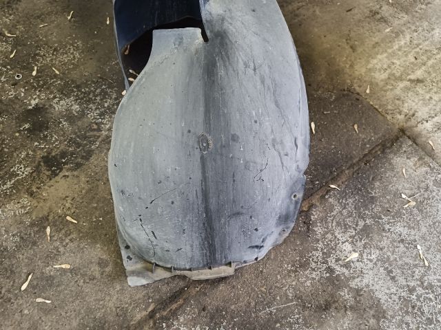 bontott VW GOLF PLUS Jobb első Első Dobbetét (Kerékjárati, Műanyag)