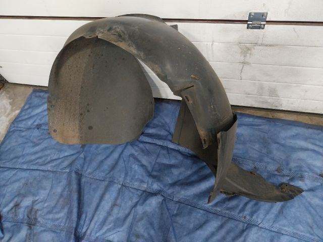 bontott VW GOLF PLUS Jobb első Első Dobbetét (Kerékjárati, Műanyag)