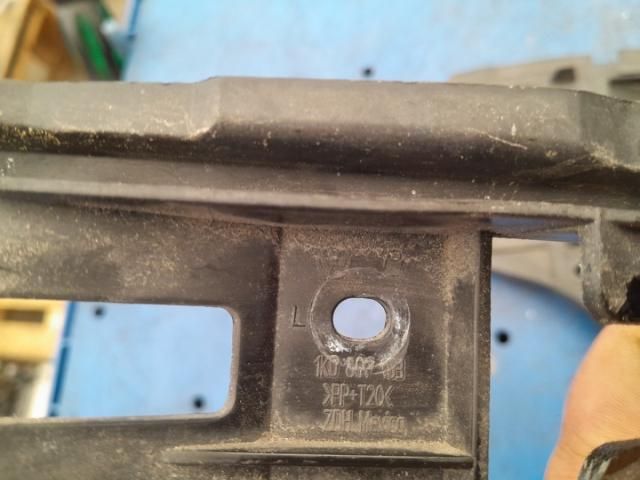 bontott VW GOLF PLUS Jobb első Lökhárító Tartó (Műanyag)