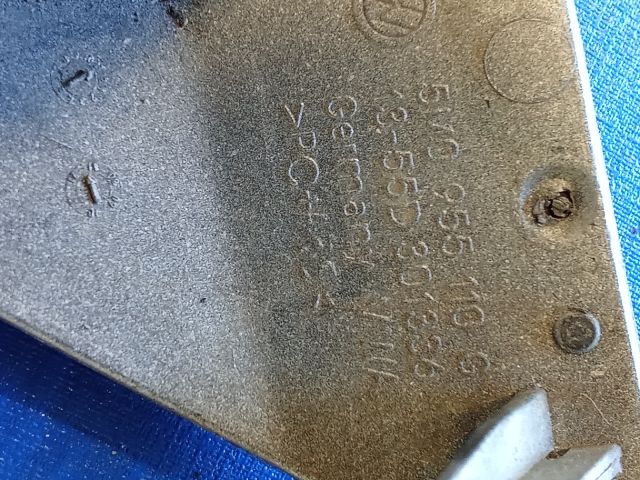 bontott VW GOLF PLUS Jobb Fényszórómosó Fedél