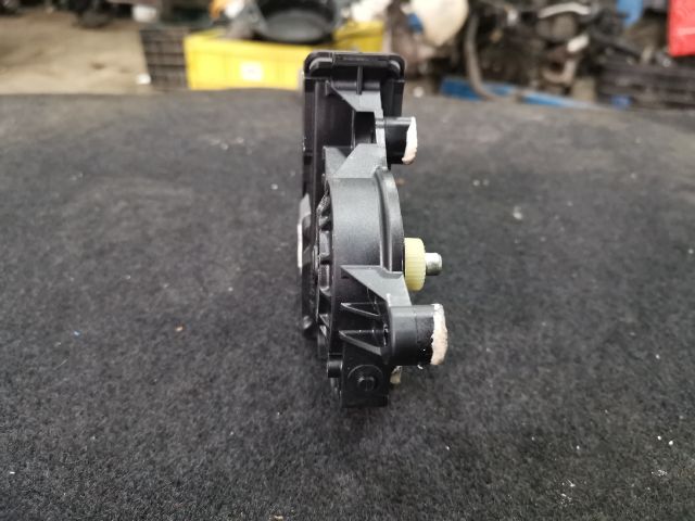 bontott VW GOLF PLUS Jobb hátsó Ablakemelő Motor