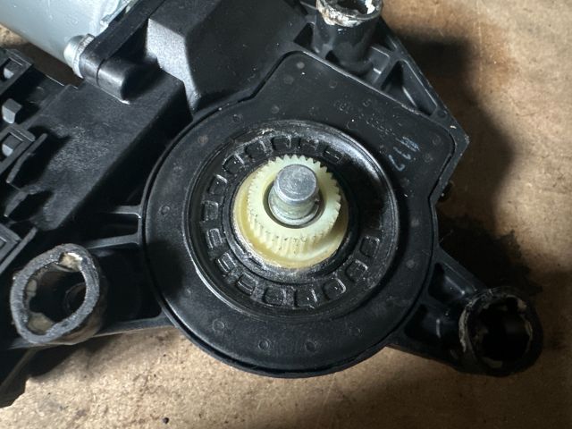 bontott VW GOLF PLUS Jobb hátsó Ablakemelő Motor