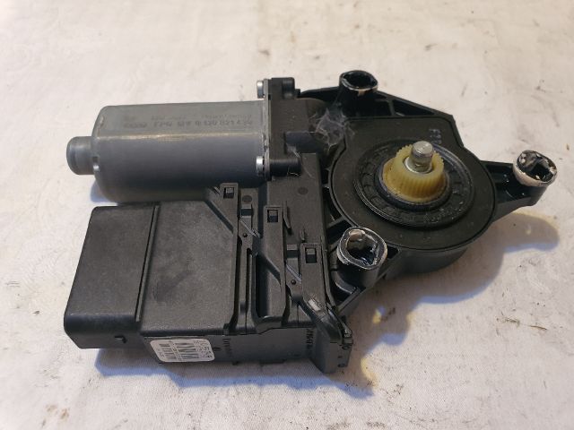 bontott VW GOLF PLUS Jobb hátsó Ablakemelő Motor