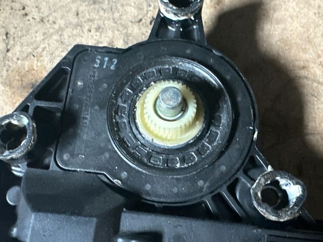 bontott VW GOLF PLUS Jobb hátsó Ablakemelő Motor