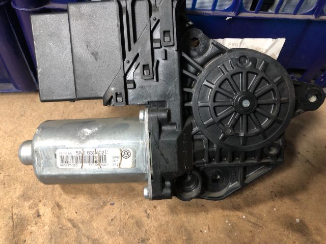 bontott VW GOLF PLUS Jobb hátsó Ablakemelő Motor