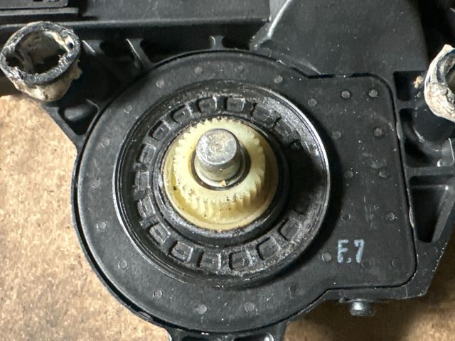 bontott VW GOLF PLUS Jobb hátsó Ablakemelő Motor