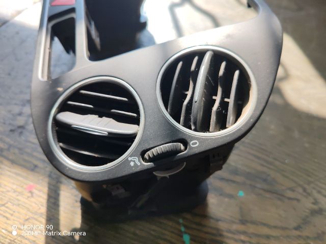 bontott VW GOLF PLUS Középkonzol Keret