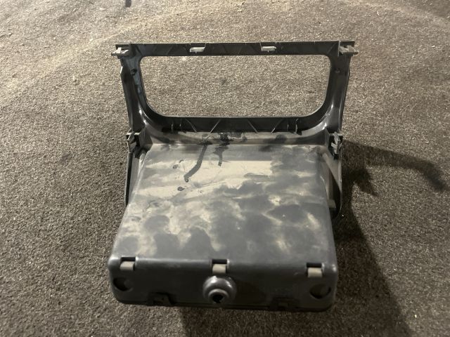 bontott VW GOLF PLUS Középkonzol Keret