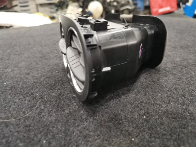 bontott VW GOLF PLUS Középső Bal Szellőző