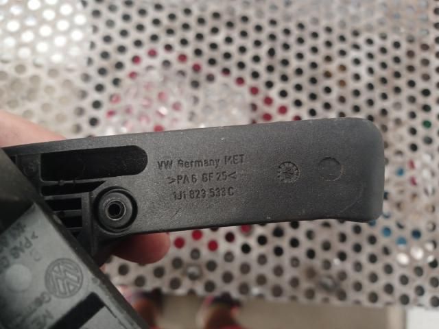 bontott VW GOLF PLUS Motorháztető Nyitó Kar / Gomb