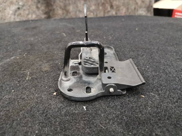 bontott VW GOLF PLUS Motorháztető Zárszerkezet