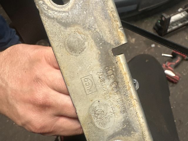 bontott VW GOLF PLUS Motorháztető Zsanér Pár