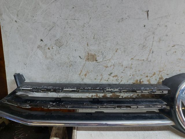 bontott VW GOLF SPORTSVAN Első Embléma