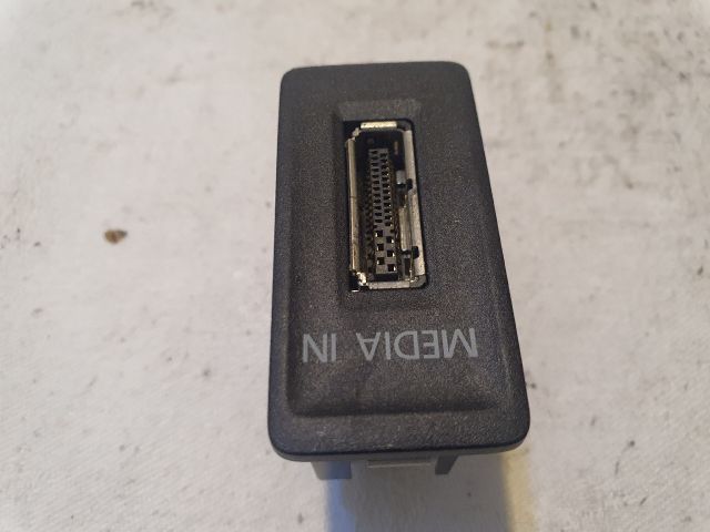 bontott VW GOLF SPORTSVAN USB Aljzat