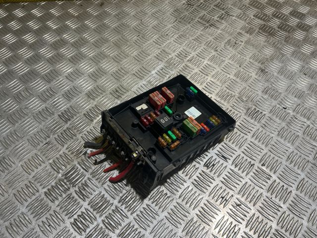 bontott VW GOLF V Biztosítéktábla Motortér