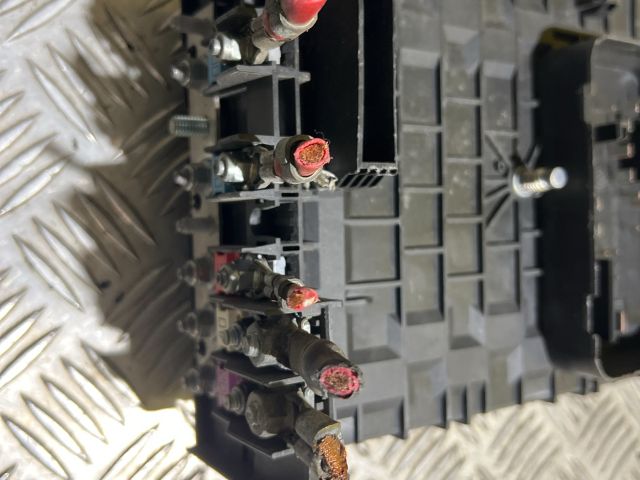 bontott VW GOLF V Biztosítéktábla Motortér