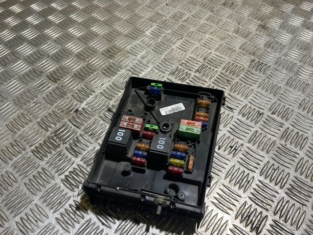 bontott VW GOLF V Biztosítéktábla Motortér