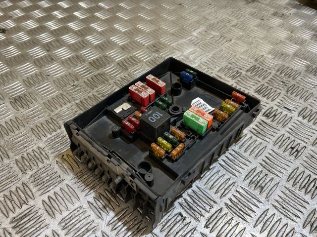 bontott VW GOLF V Biztosítéktábla Motortér