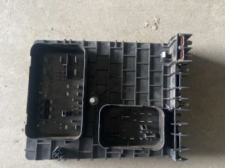 bontott VW GOLF V Biztosítéktábla Motortér