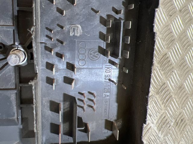 bontott VW GOLF V Biztosítéktábla Motortér