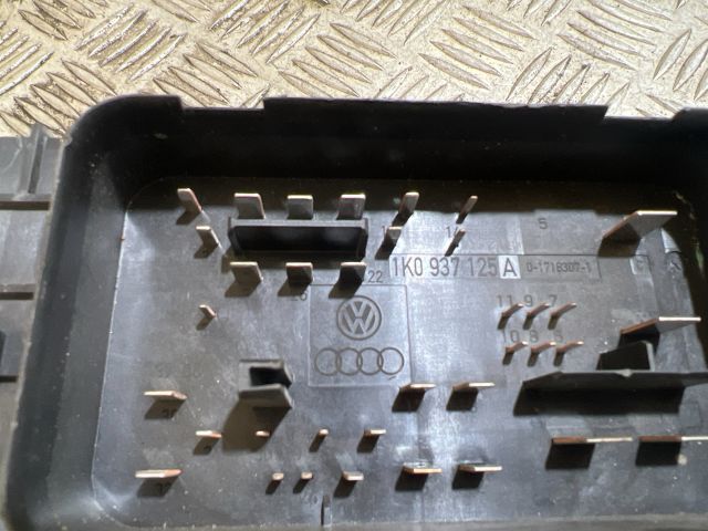 bontott VW GOLF V Biztosítéktábla Motortér