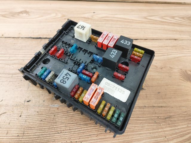 bontott VW GOLF V Biztosítéktábla Motortér