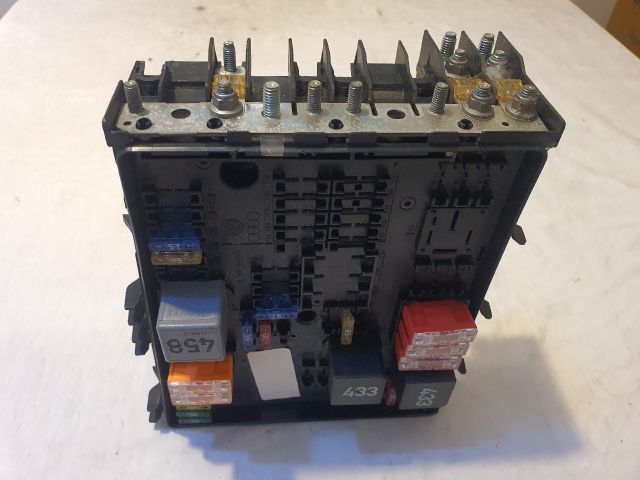 bontott VW GOLF V Biztosítéktábla Motortér