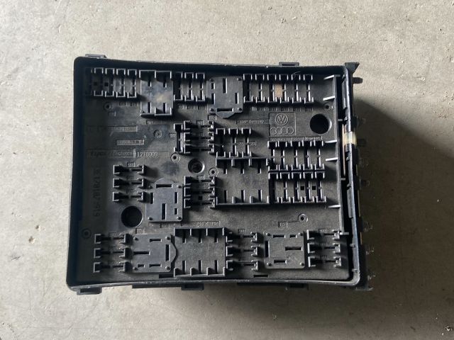 bontott VW GOLF V Biztosítéktábla Motortér