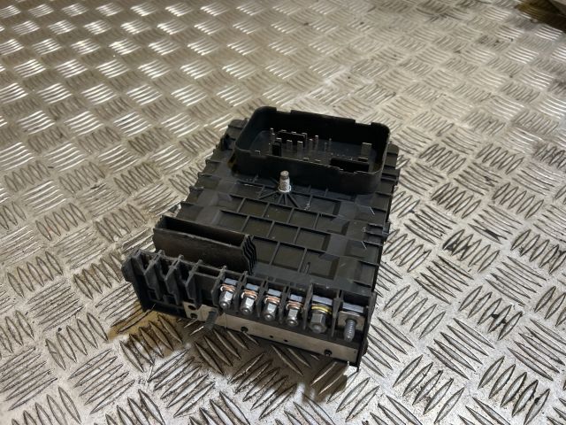 bontott VW GOLF V Biztosítéktábla Motortér