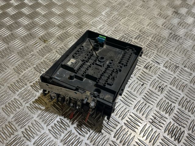 bontott VW GOLF V Biztosítéktábla Motortér