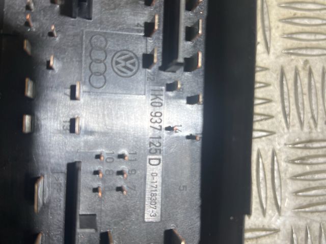 bontott VW GOLF V Biztosítéktábla Motortér