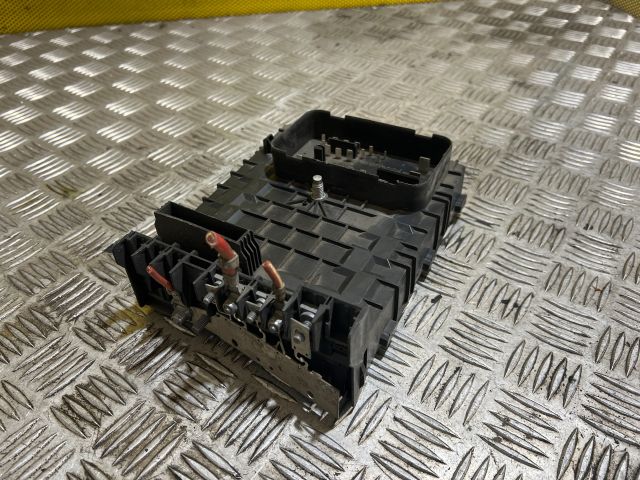 bontott VW GOLF V Biztosítéktábla Motortér