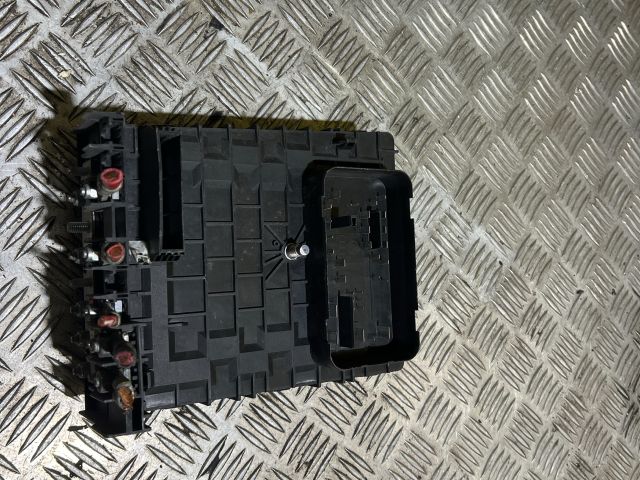 bontott VW GOLF V Biztosítéktábla Motortér