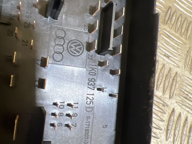 bontott VW GOLF V Biztosítéktábla Motortér