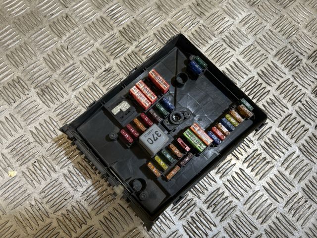 bontott VW GOLF V Biztosítéktábla Motortér